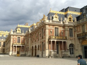 Just a TINY section of the front facade of the palace . . . the gardens are on the opposite side.